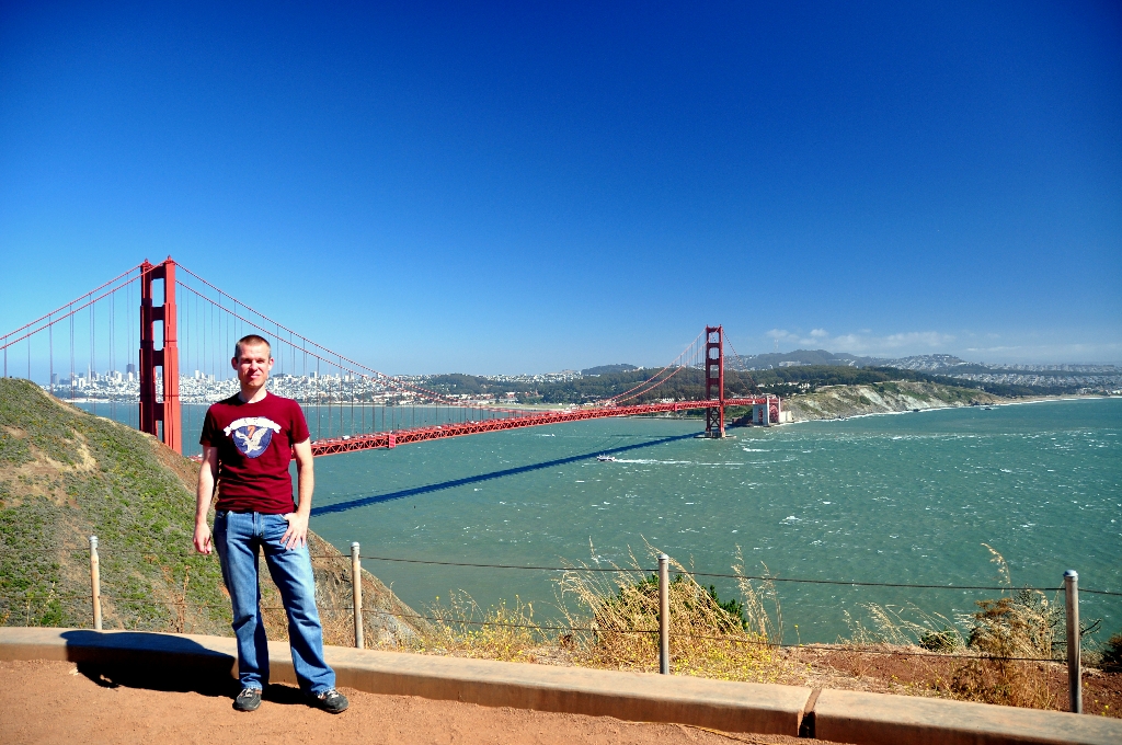Dave poseert voor de Golden Gate Bridge