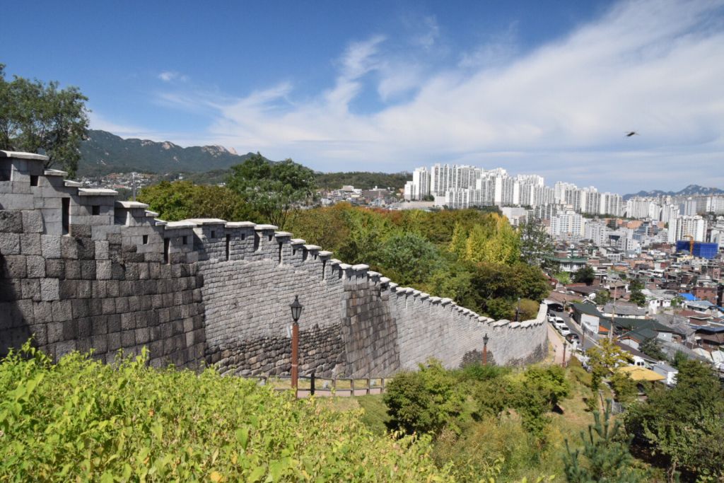 De oude stadsmuur in Seoul