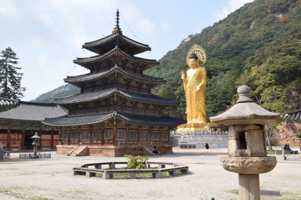 Palsangjeon pagode en Geumdongmireukdaebul boeddha 