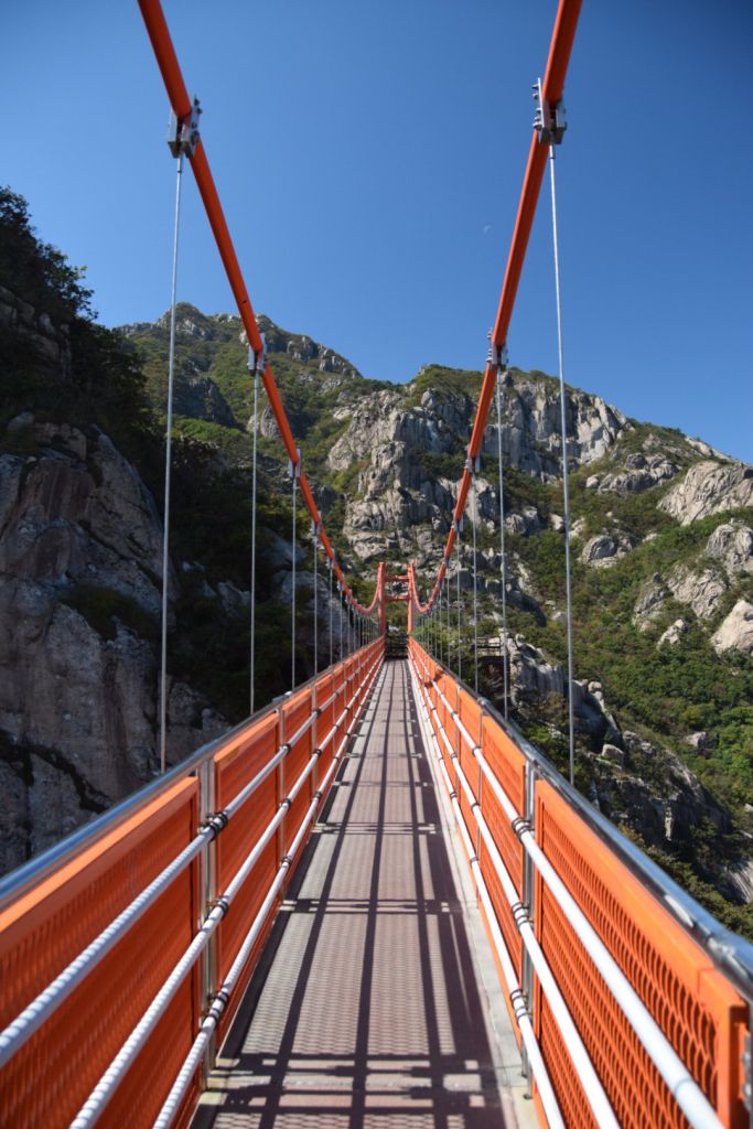 De 54m lange brug hangt 120 boven het dal
