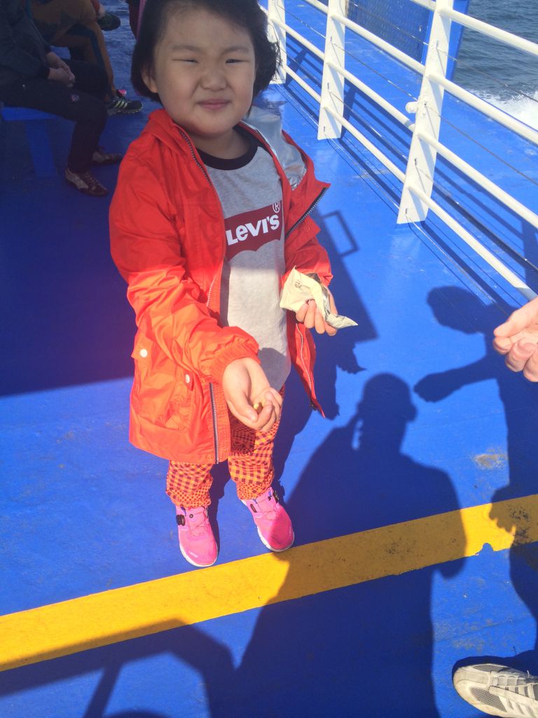 We worden hier zelfs gevoerd. Dit Joreaanse meisje heeft ons de hele rit op de boot achtervolgd. Ze vind het maar wat interessant, die blanke mensen. Maar wel lekker hoor, die chocoladepaddestoelen :)