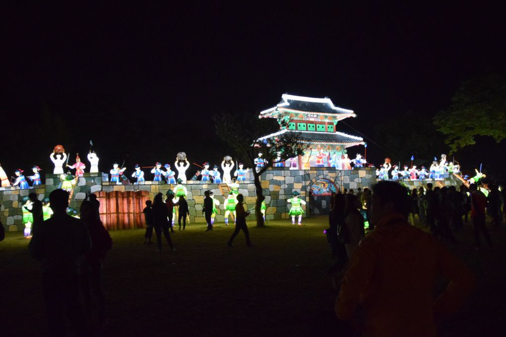 De slag om het fort, uitgebeeld op het Jinju Lantern Festival.